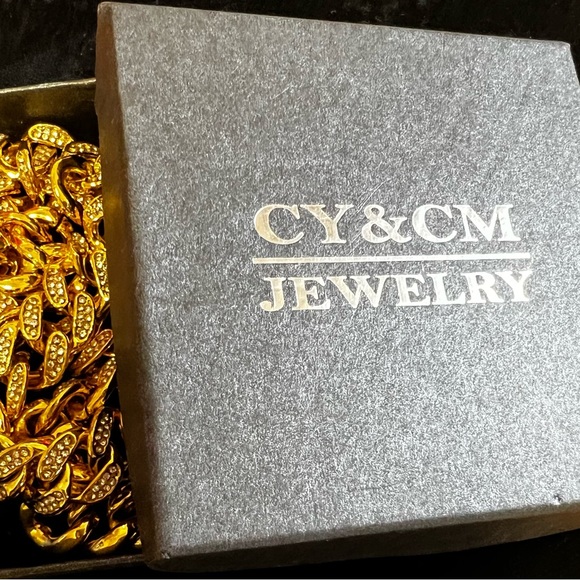 Unisex Beautiful gold tone matching necklace, and bracelet set. - Picture 4 of 4